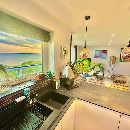 Stunning Sea View Two Double Bedroom Apartment - With Balcony - Opposite Beachfront Walk Борнмът Екстериор снимка