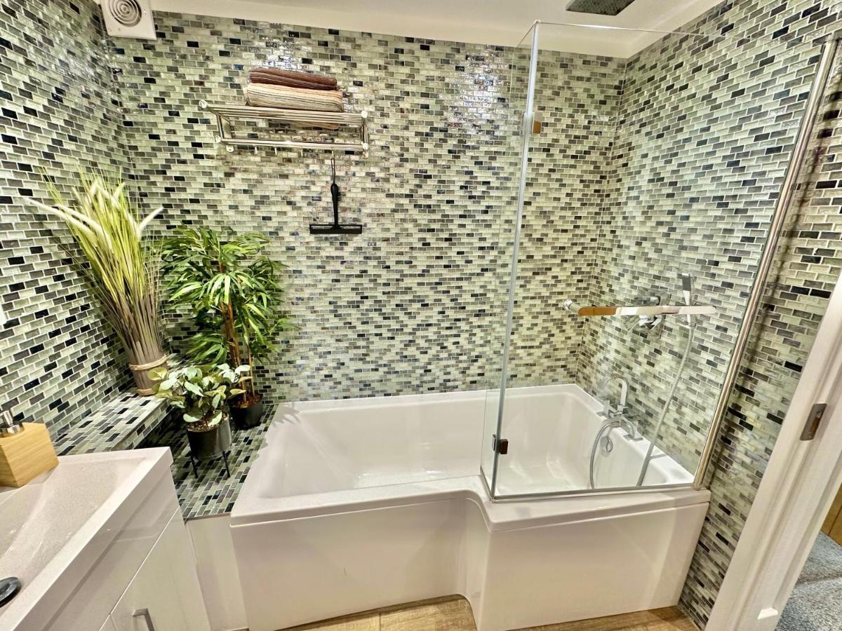 Stunning Sea View Two Double Bedroom Apartment - With Balcony - Opposite Beachfront Walk Борнмът Екстериор снимка