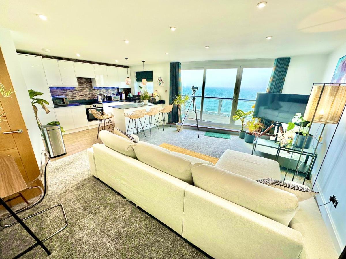 Stunning Sea View Two Double Bedroom Apartment - With Balcony - Opposite Beachfront Walk Борнмът Екстериор снимка