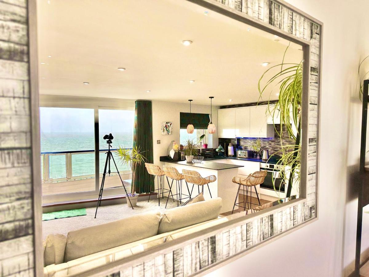 Stunning Sea View Two Double Bedroom Apartment - With Balcony - Opposite Beachfront Walk Борнмът Екстериор снимка