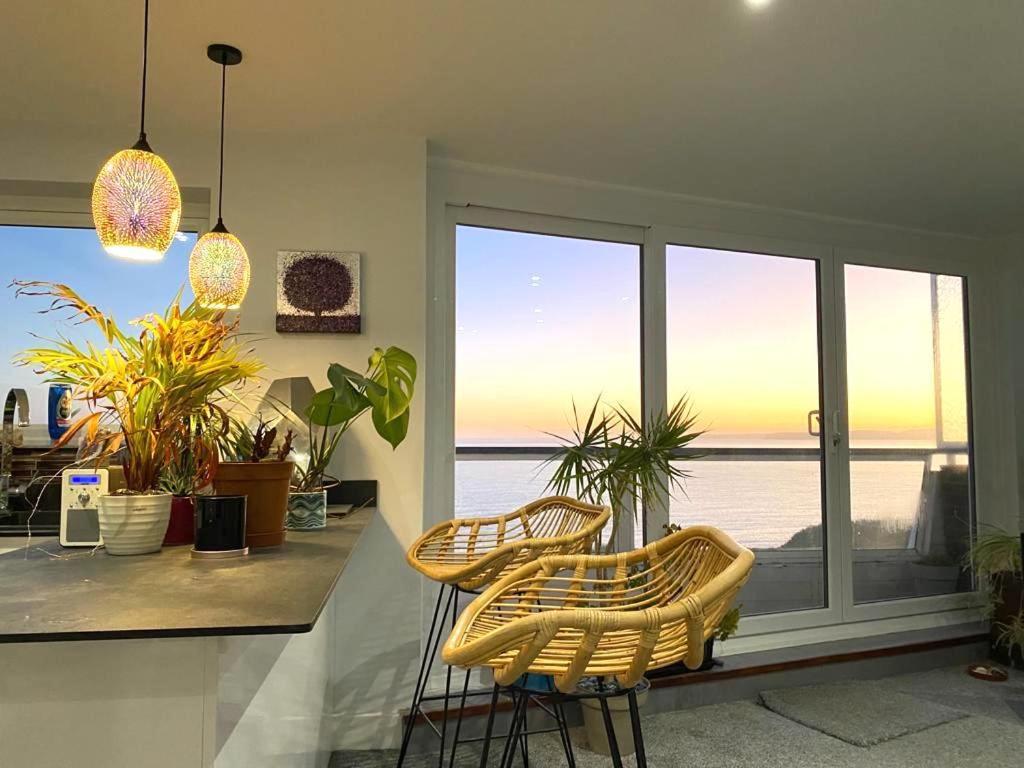 Stunning Sea View Two Double Bedroom Apartment - With Balcony - Opposite Beachfront Walk Борнмът Екстериор снимка