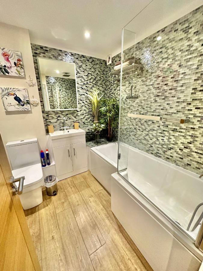 Stunning Sea View Two Double Bedroom Apartment - With Balcony - Opposite Beachfront Walk Борнмът Екстериор снимка
