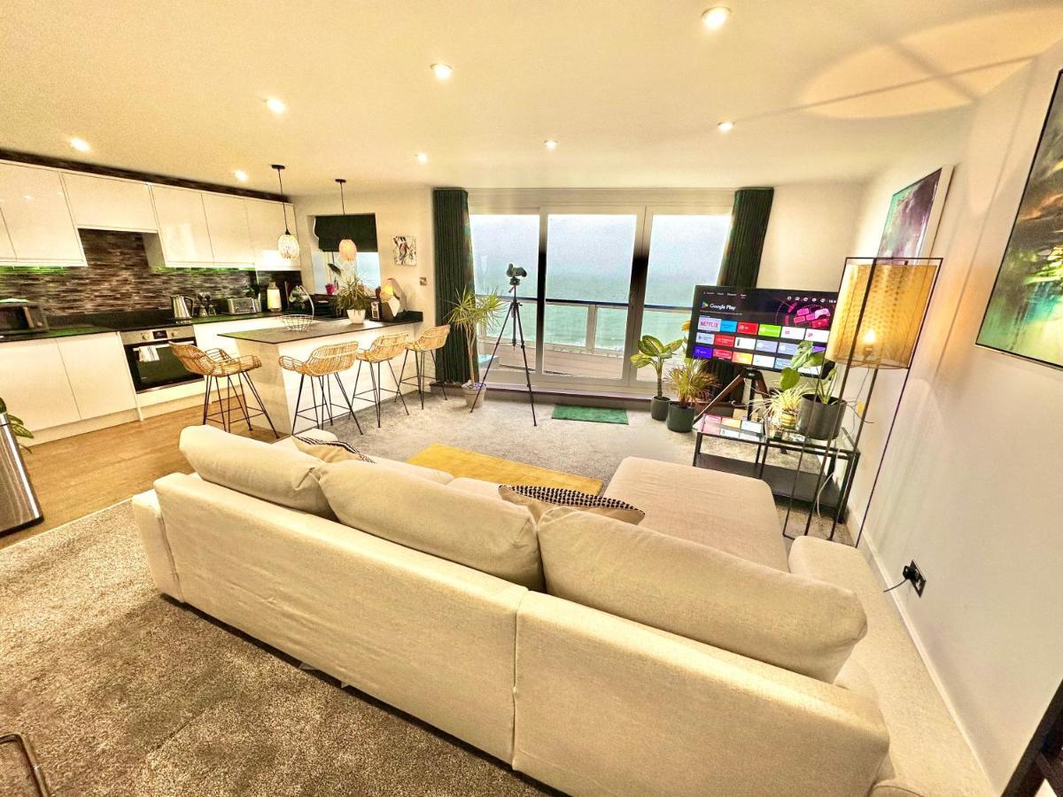 Stunning Sea View Two Double Bedroom Apartment - With Balcony - Opposite Beachfront Walk Борнмът Екстериор снимка