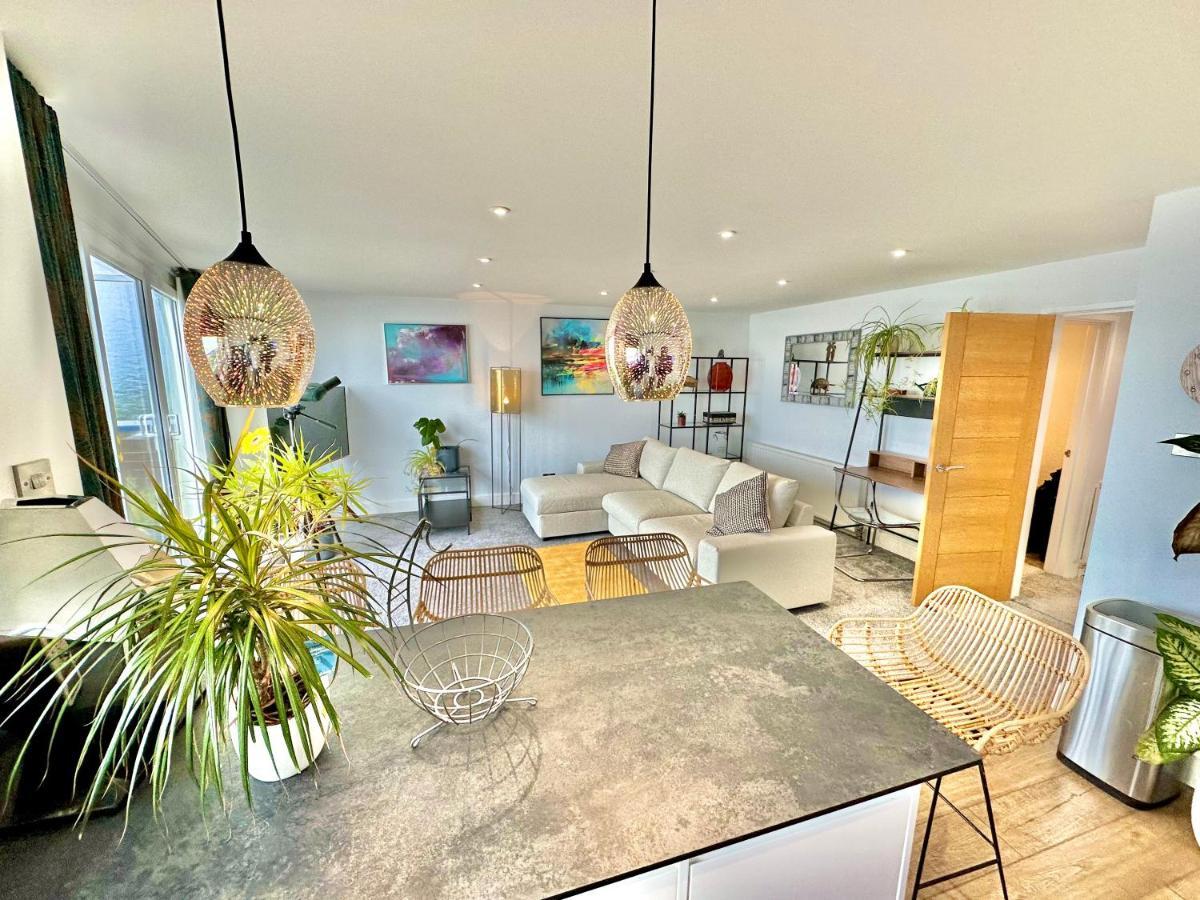 Stunning Sea View Two Double Bedroom Apartment - With Balcony - Opposite Beachfront Walk Борнмът Екстериор снимка