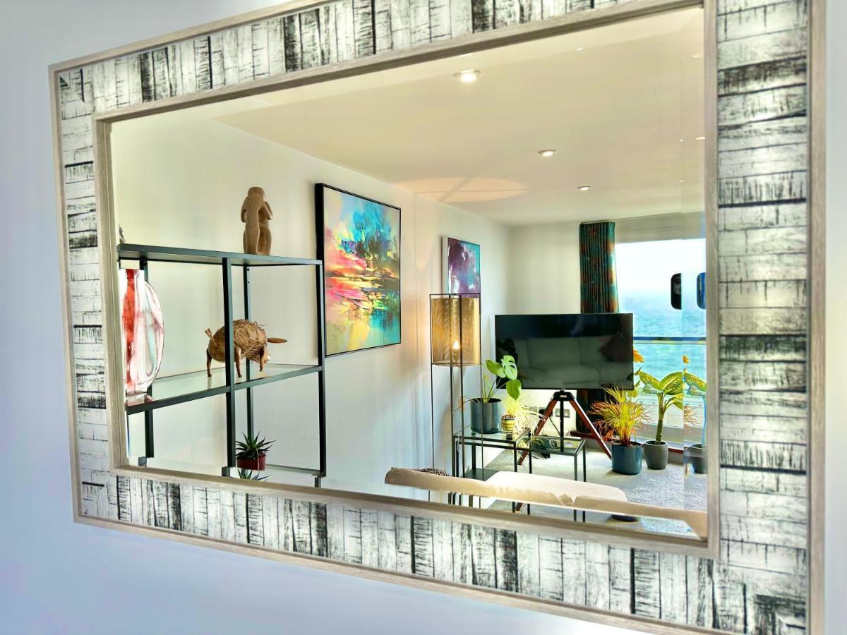 Stunning Sea View Two Double Bedroom Apartment - With Balcony - Opposite Beachfront Walk Борнмът Екстериор снимка