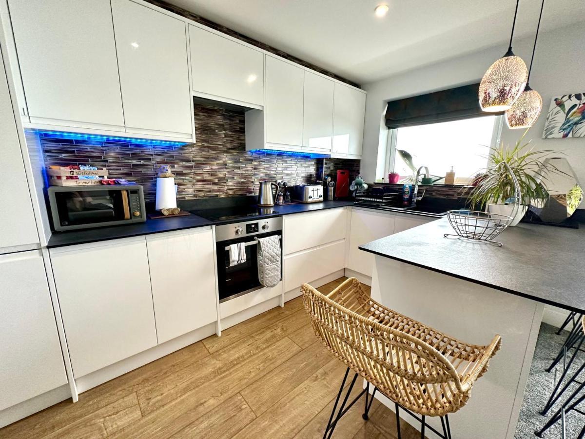 Stunning Sea View Two Double Bedroom Apartment - With Balcony - Opposite Beachfront Walk Борнмът Екстериор снимка