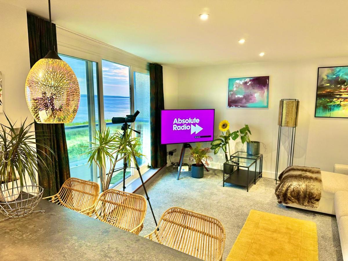 Stunning Sea View Two Double Bedroom Apartment - With Balcony - Opposite Beachfront Walk Борнмът Екстериор снимка
