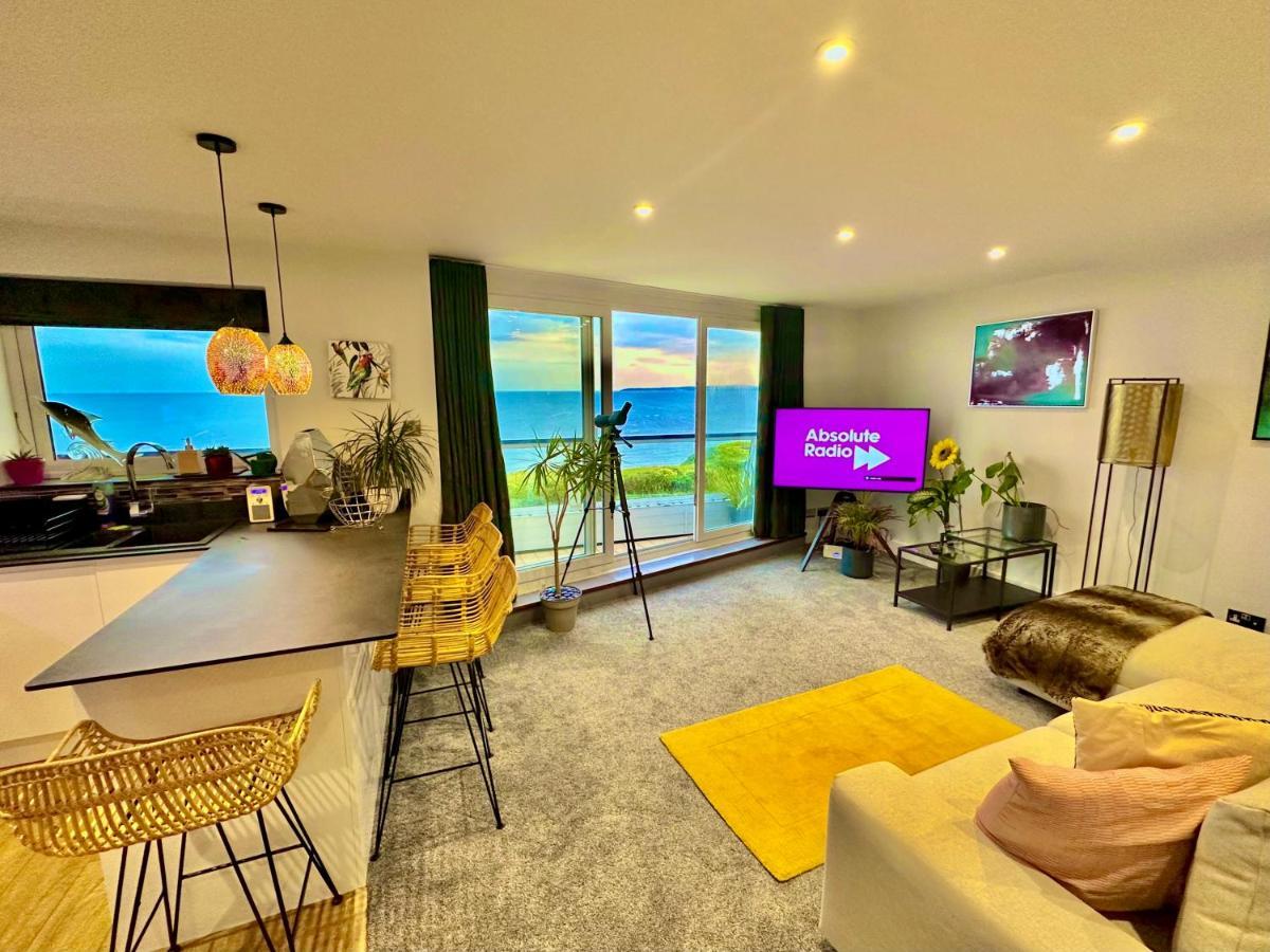 Stunning Sea View Two Double Bedroom Apartment - With Balcony - Opposite Beachfront Walk Борнмът Екстериор снимка