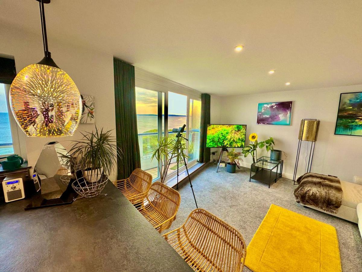 Stunning Sea View Two Double Bedroom Apartment - With Balcony - Opposite Beachfront Walk Борнмът Екстериор снимка