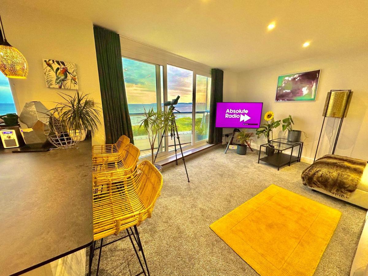 Stunning Sea View Two Double Bedroom Apartment - With Balcony - Opposite Beachfront Walk Борнмът Екстериор снимка